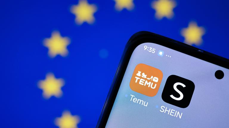 Die E-Commerce-Apps Temu (links) und Shein werden auf einem Smartphone vor dem Hintergrund einer Leinwand mit der Flagge der Europäischen Union (EU) (hinten) in Berlin, Deutschland, am 7. Februar 2025 angezeigt.