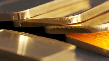 Bayern, Straubing: Goldbarren zu 100 je Gramm liegen auf einem Tisch.