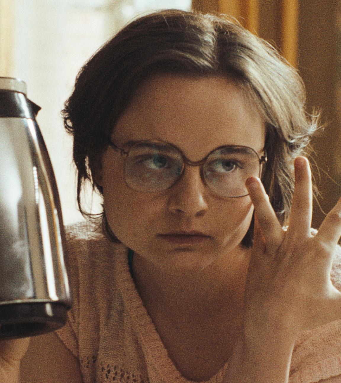 Lena Urzendowsky als Angelika in einer Szene aus dem Film "In die Sonne schauen".