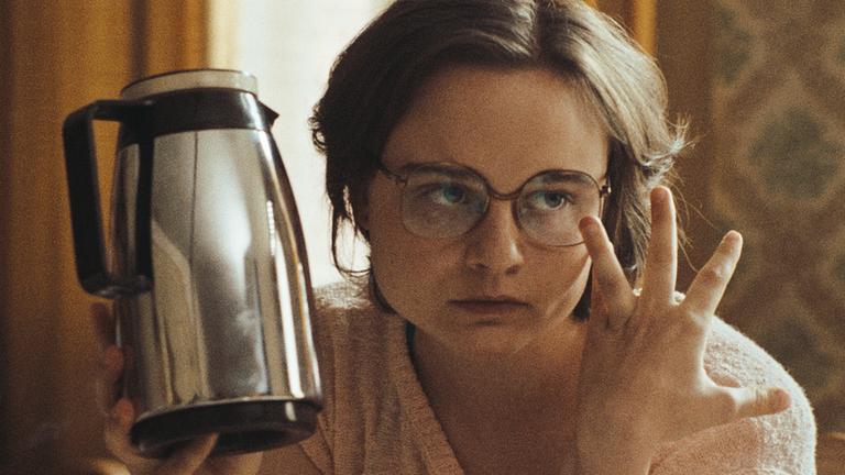 Lena Urzendowsky als Angelika in einer Szene aus dem Film "In die Sonne schauen".