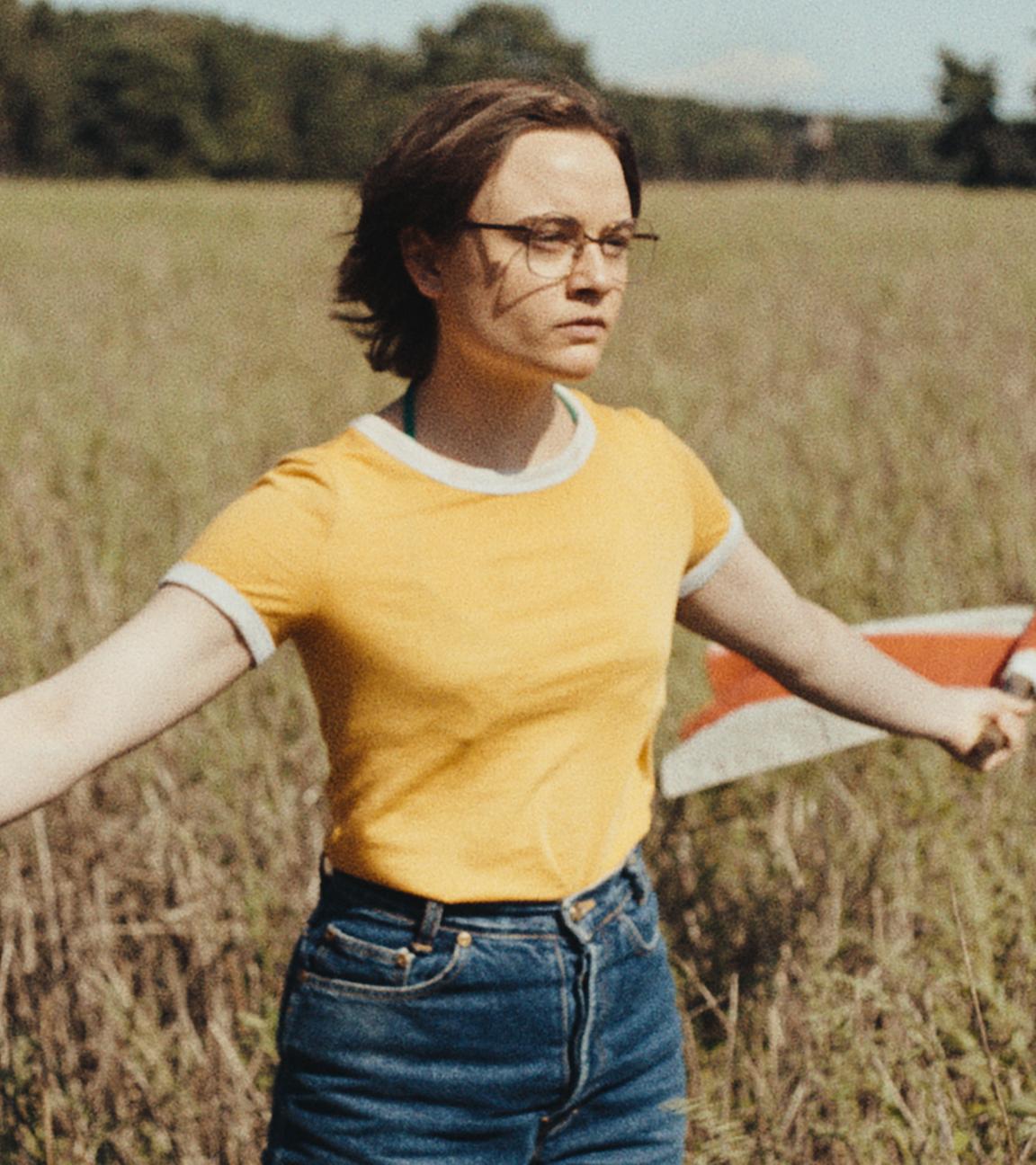 Lena Urzendowsky als Angelika in einer Szene aus dem Film "In die Sonne schauen"