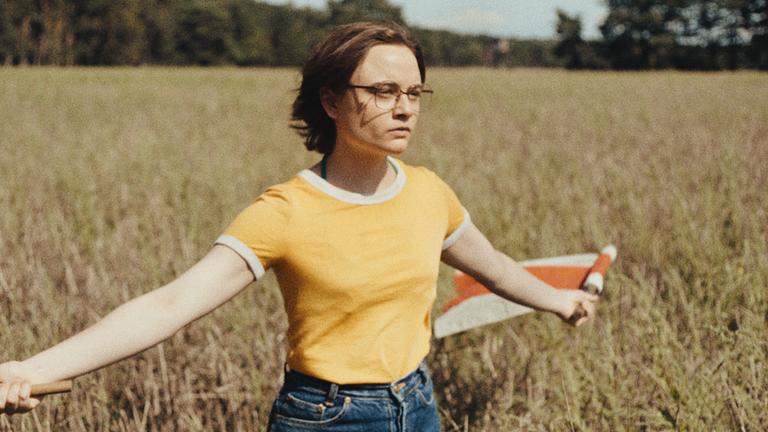 Lena Urzendowsky als Angelika in einer Szene aus dem Film "In die Sonne schauen"