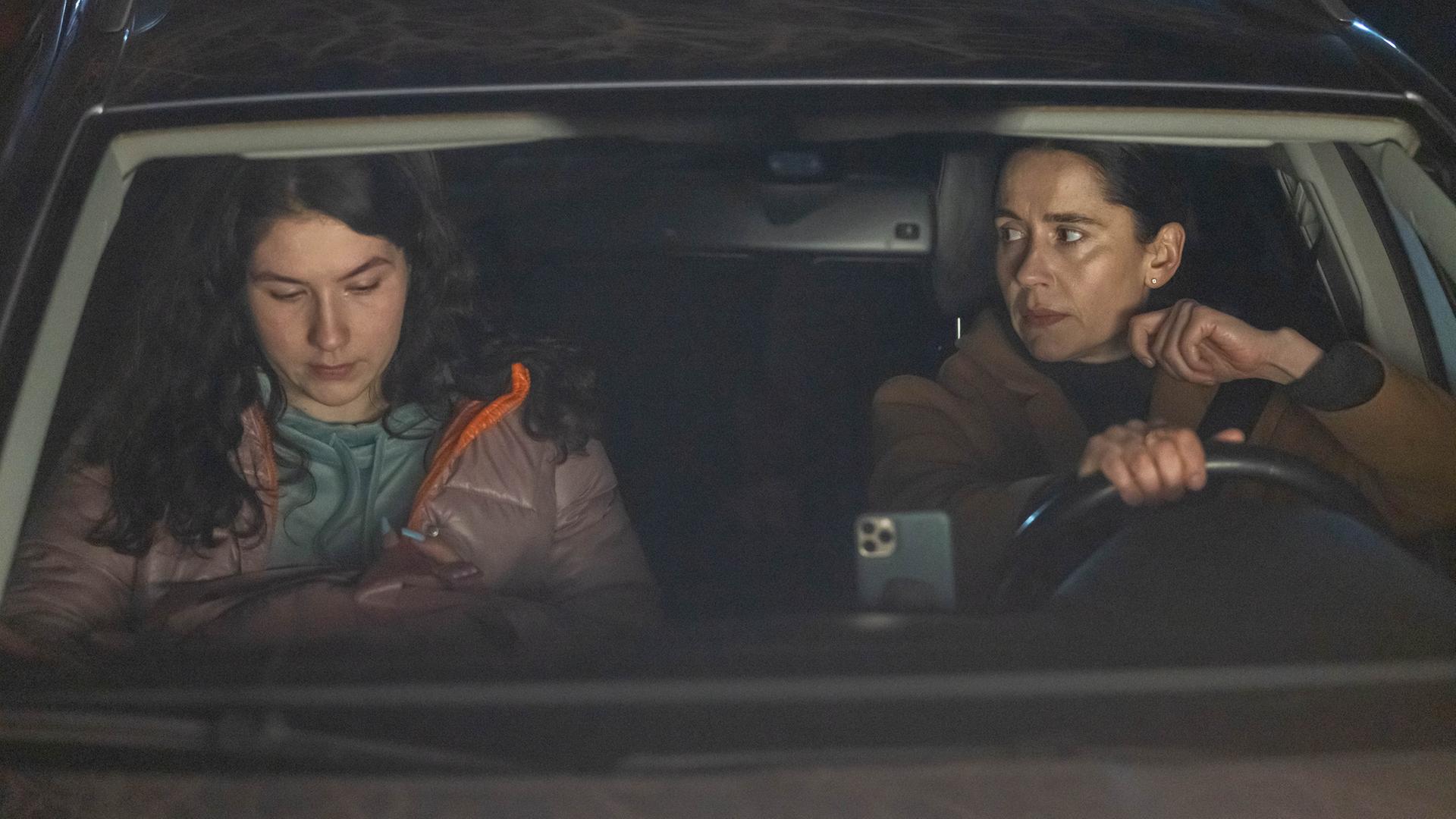 Auf der Fahrt von Kiew Richtung Charkiw lernen sich Psychologin Lydia (Anastasia Karpenko) und ihre Mitfahrerin Olga (Chrystyna Fedorak) langsam besser kennen.
