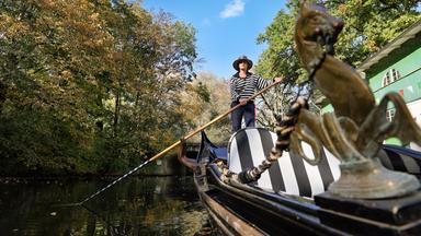 Deutschlands wohl einzige Gondoliera, Ina Mierig, rudert mit ihrer original venezianischen Gondel auf der Alster in Hamburg