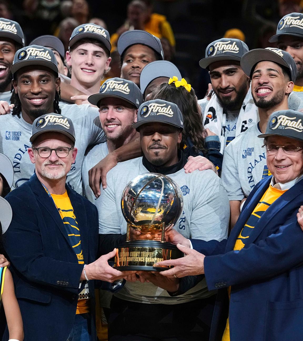 Team der Indiana Pacers feiern ihren Sieg gegen die New York Knicks am 31.05.2025.
