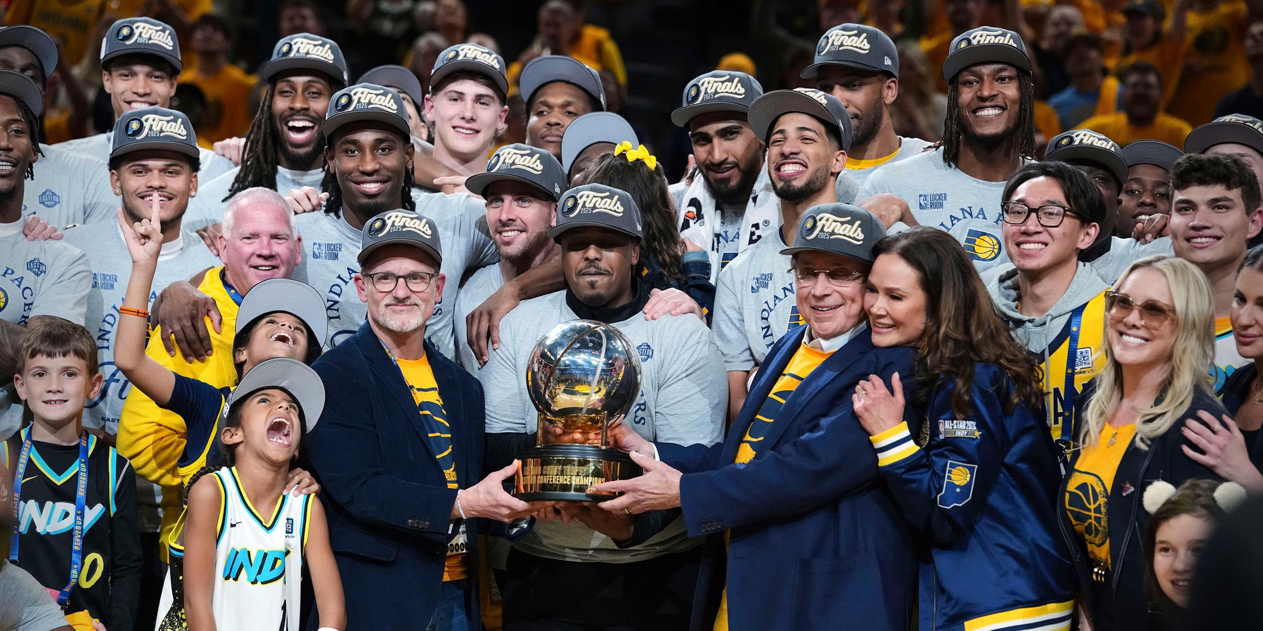 Team der Indiana Pacers feiern ihren Sieg gegen die New York Knicks am 31.05.2025.