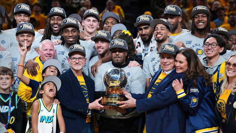 Team der Indiana Pacers feiern ihren Sieg gegen die New York Knicks am 31.05.2025.