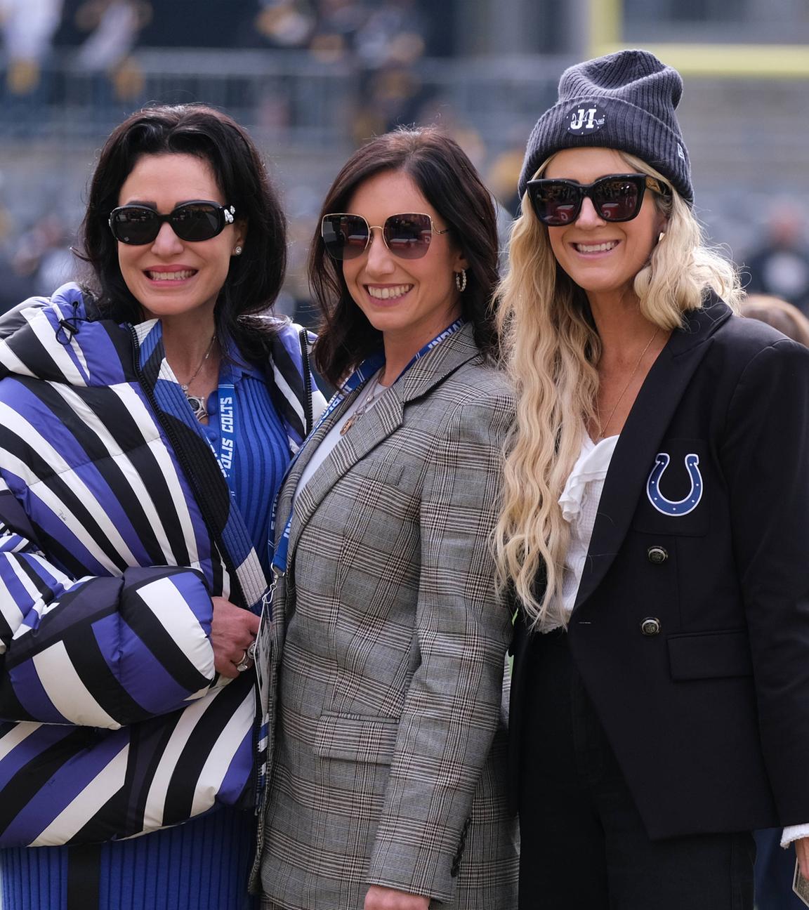 Carlie Irsay-Gordon, Kalen Jackson und Casey Foyt, Besitzer der Colts, während des Spiels Steelers gegen Colts 2025 in Pittsburgh