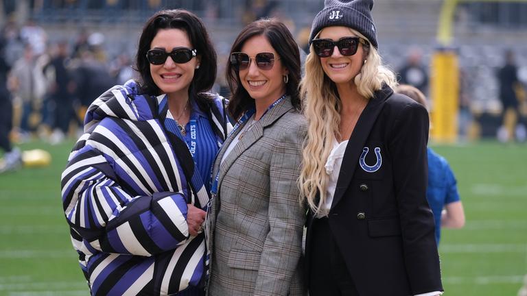 Carlie Irsay-Gordon, Kalen Jackson und Casey Foyt, Besitzer der Colts, während des Spiels Steelers gegen Colts 2025 in Pittsburgh