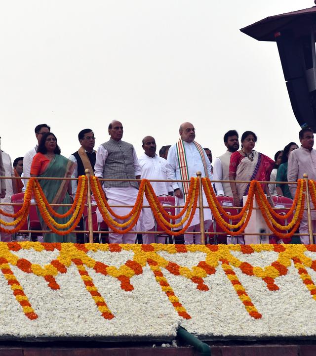 Minister der Koalitionsregierung stehen während der Rede des indischen Premierministers Modi vor der Festungsmauer von Redfort.