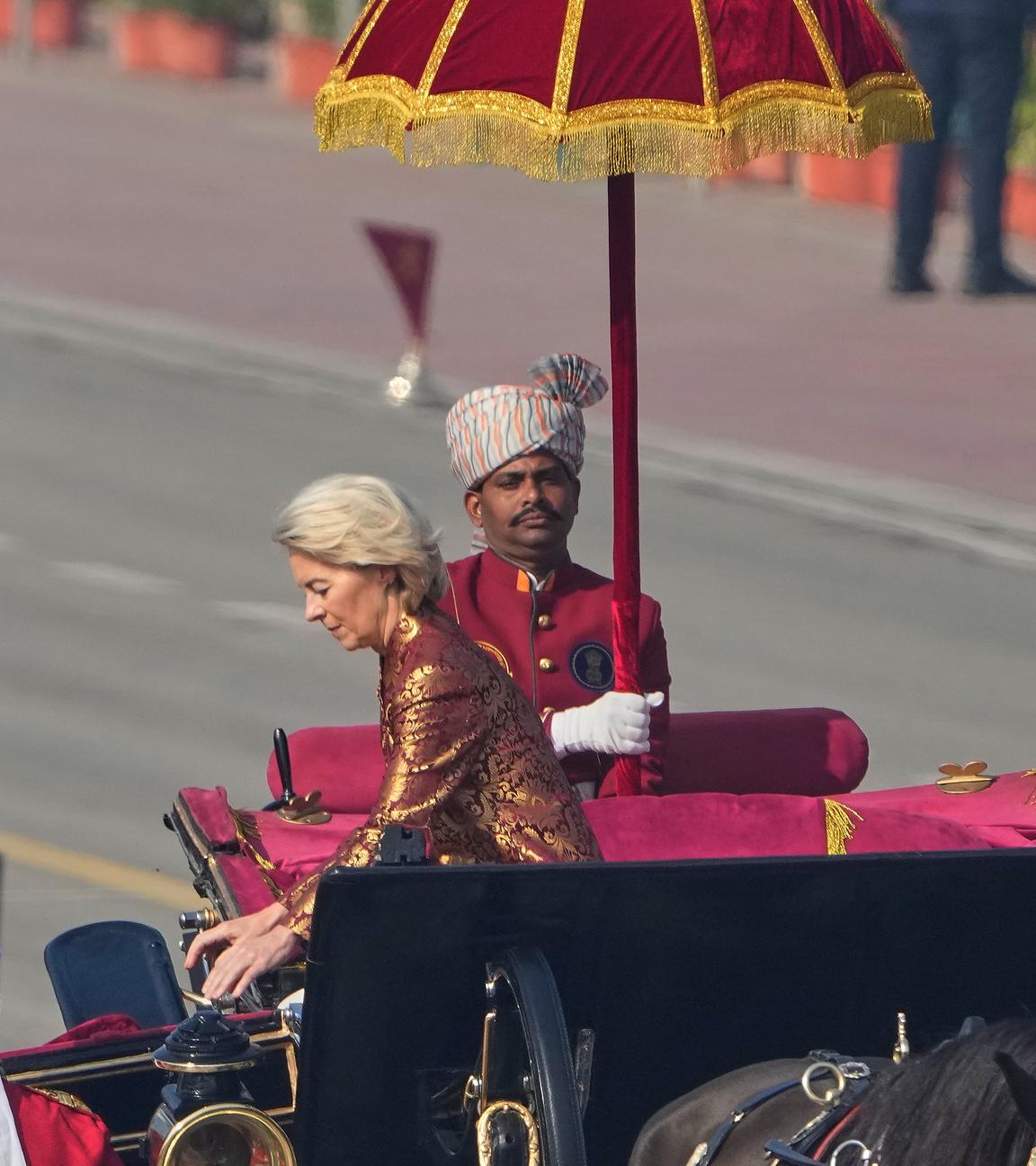 Ursula von der Leyen steigt von einer Kutsche bei einer indischen Parade