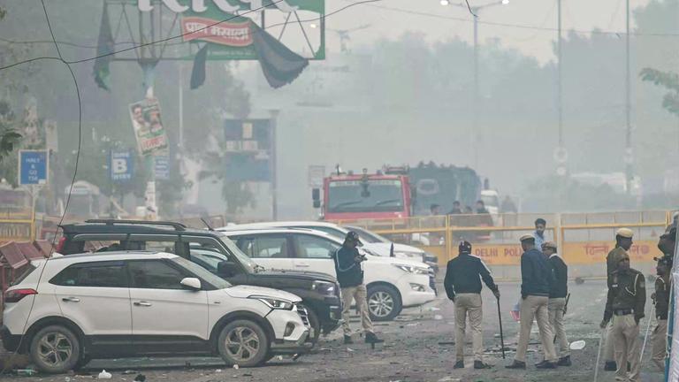 Eine Gegend in Neu-Delhi nach der Auto-Explosion, stellenweise verwüsteter Boden.