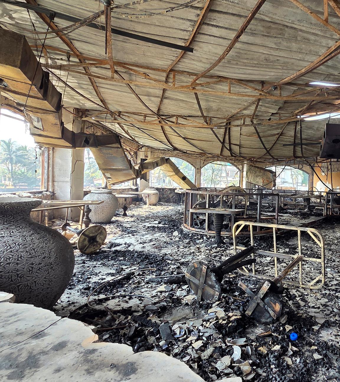 Die verkohlten Innenräume eines Nachtclubs, der am frühen Morgen des 07.12.2025 in Brand geraten war, sind im indischen Arpora, Goa, zu sehen.