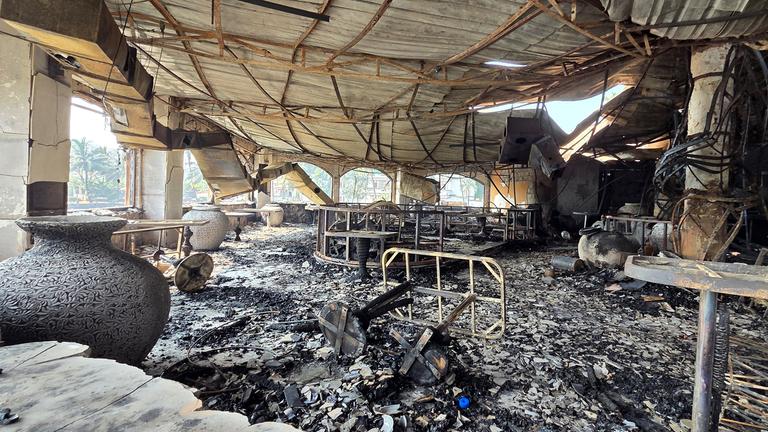 Die verkohlten Innenräume eines Nachtclubs, der am frühen Morgen des 07.12.2025 in Brand geraten war, sind im indischen Arpora, Goa, zu sehen.