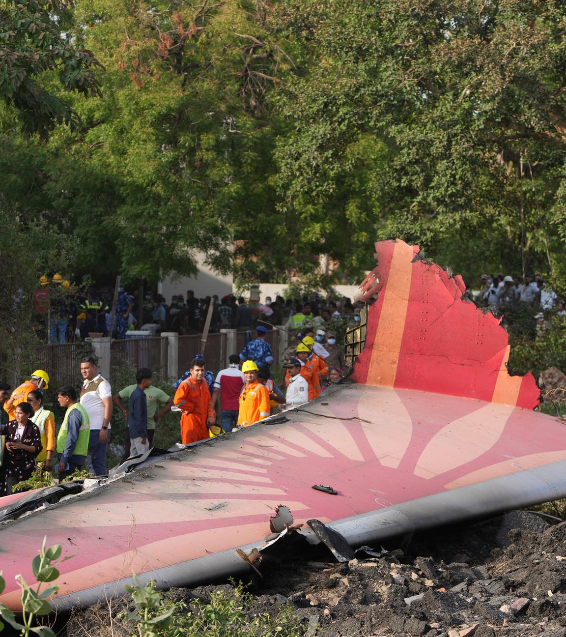 Menschen stehen um die Trümmer eines Flugzeugs herum, nachdem es in der nordwestlichen indischen Stadt Ahmedabad im Bundesstaat Gujarat abgestürzt ist.