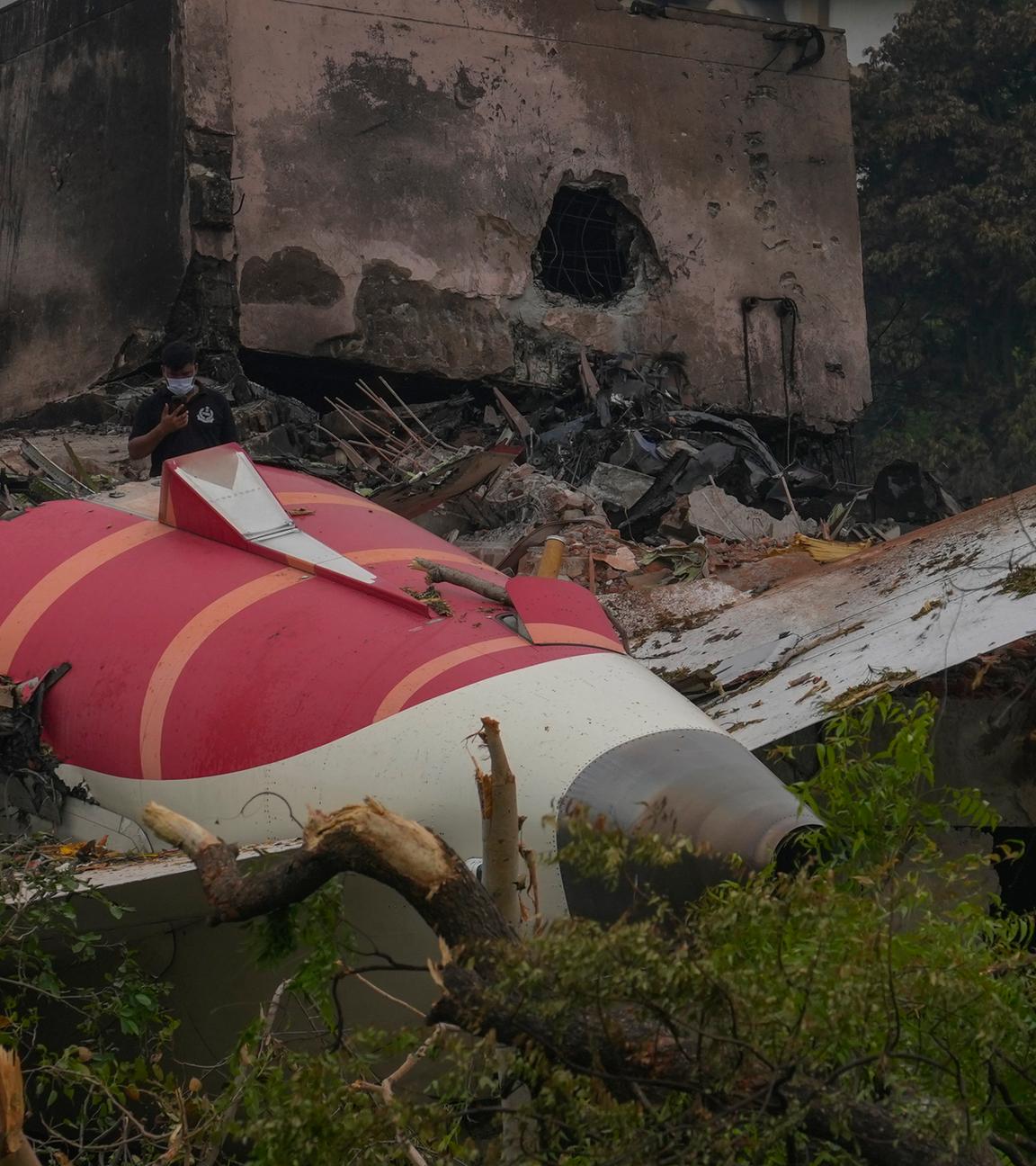 Teile eines Air India-Flugzeugs, das am Donnerstag abgestürzt ist, sind auf einem Gebäude in Ahmedabad, Indien, zu sehen.