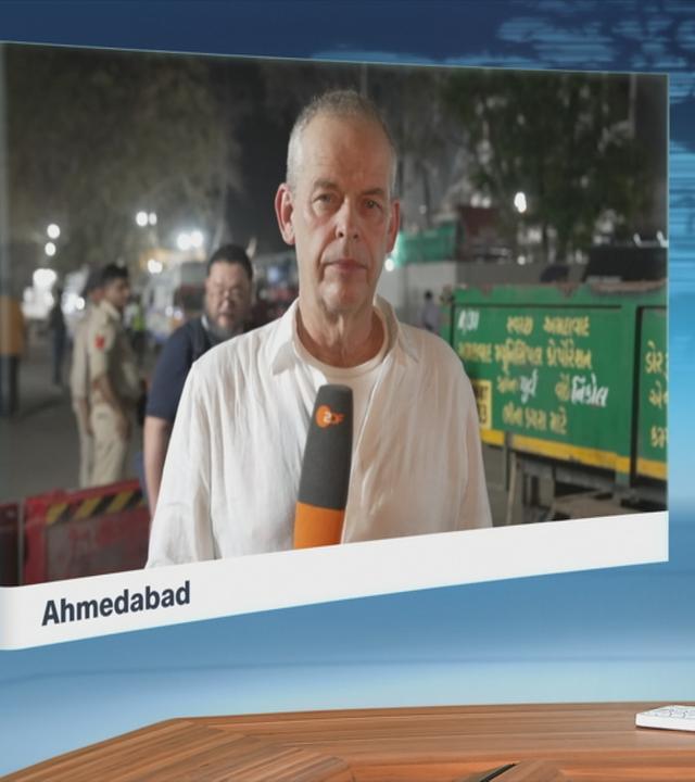 Teile eines Air India-Flugzeugs, das am Donnerstag abgestürzt ist, sind auf einem Gebäude in Ahmedabad, Indien, zu sehen.