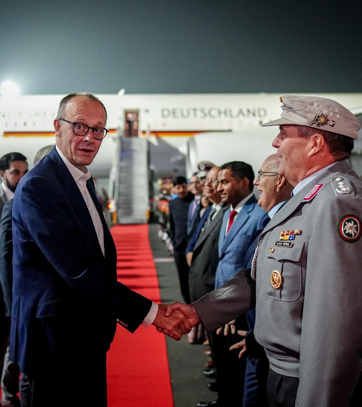 Bundeskanzler Friedrich Merz kommt auf dem Internationalen Sardar Vallabhbhai Patel Flughafen in Ahmedabad an