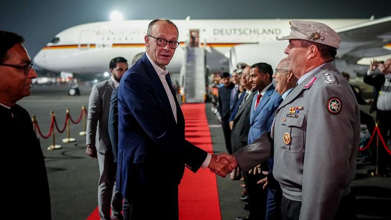 Bundeskanzler Friedrich Merz kommt auf dem Internationalen Sardar Vallabhbhai Patel Flughafen in Ahmedabad an