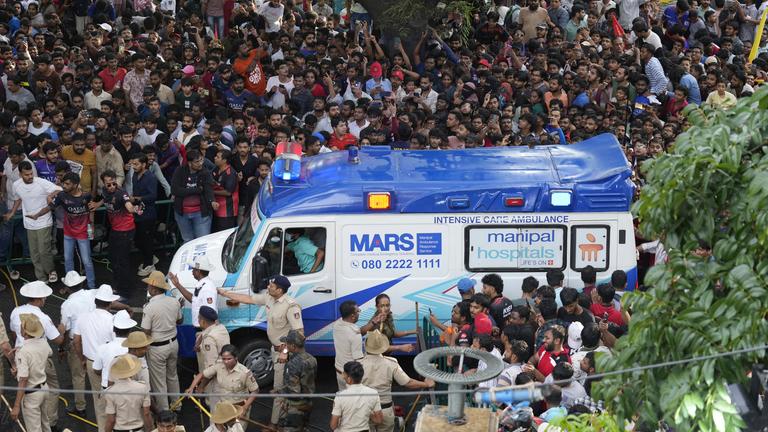 Ein Krankenwagen innerhalb einer Menschenmenge in Indien während der Meisterschaftsfeier der Royal Challengers