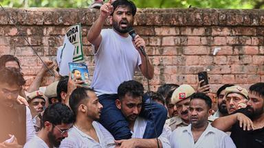 Abhijeet Dipke (Mitte), Gründer der Cockroach Janta Party, während einer Protestkundgebung in Neu-Delhi (Indien) zu seinen Anhängern. 