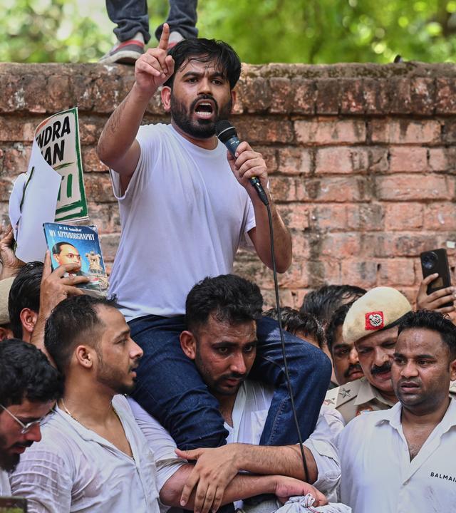 Abhijeet Dipke (Mitte), Gründer der Cockroach Janta Party, während einer Protestkundgebung in Neu-Delhi (Indien) zu seinen Anhängern. 