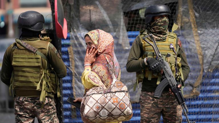 Indische Soldaten stehen Wache