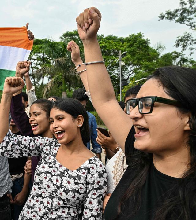 Junge Menschen protestieren in Indien gegen den Bildungsminister.