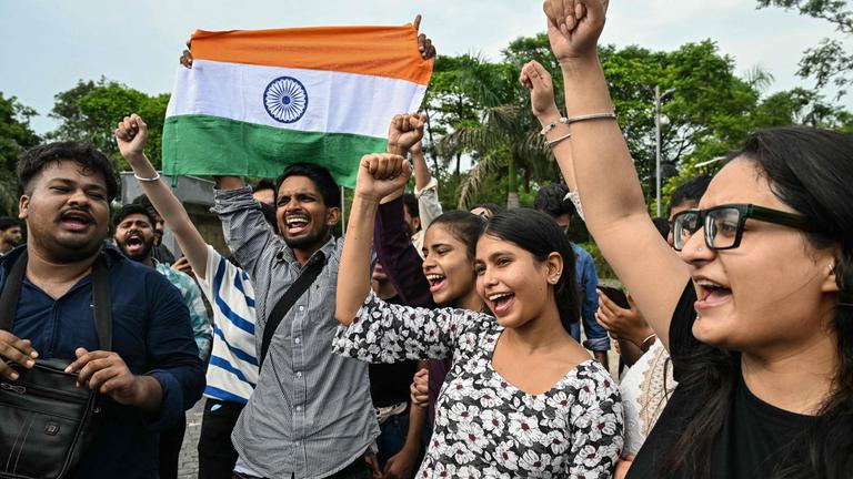 Junge Menschen protestieren in Indien gegen den Bildungsminister.