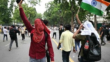 In Indiens Hauptstadt demonstrieren Menschen gegen Premierminister Modi und Bildungsminister Pradhan.