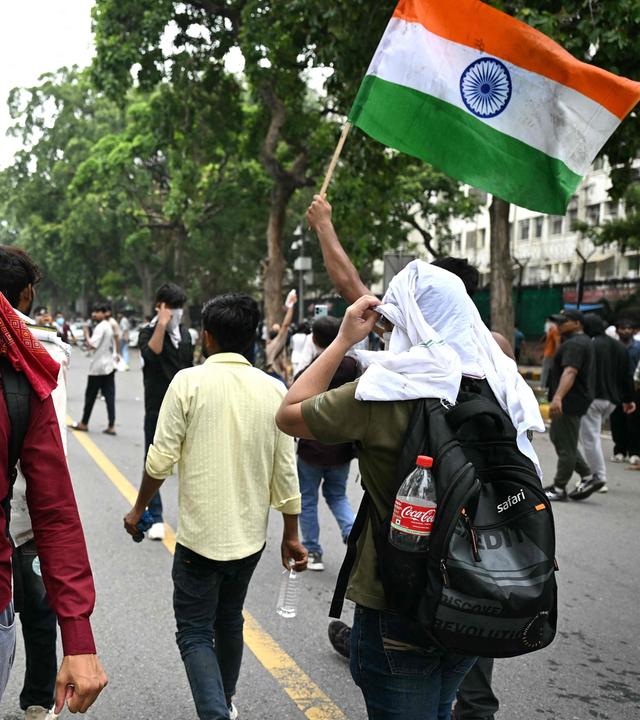 In Indiens Hauptstadt demonstrieren Menschen gegen Premierminister Modi und Bildungsminister Pradhan.