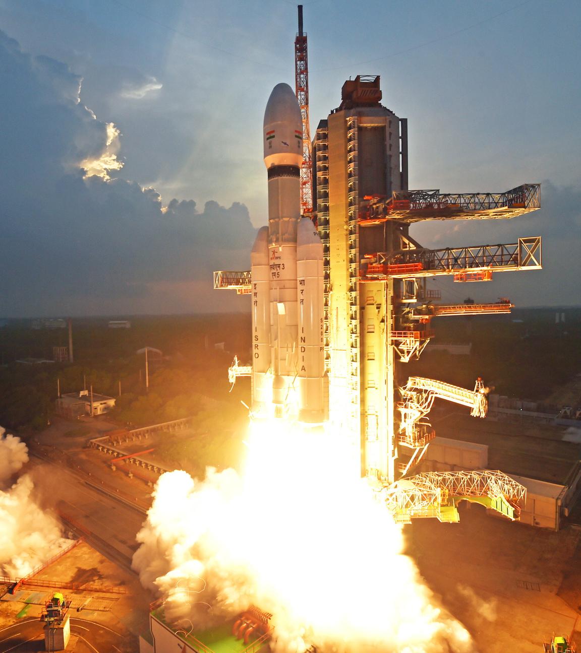 Indien: Einer Trägerrakete mit Kommunikationssatellit startet in Richtung All.