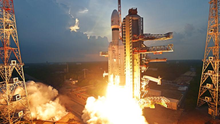 Indien: Einer Trägerrakete mit Kommunikationssatellit startet in Richtung All.