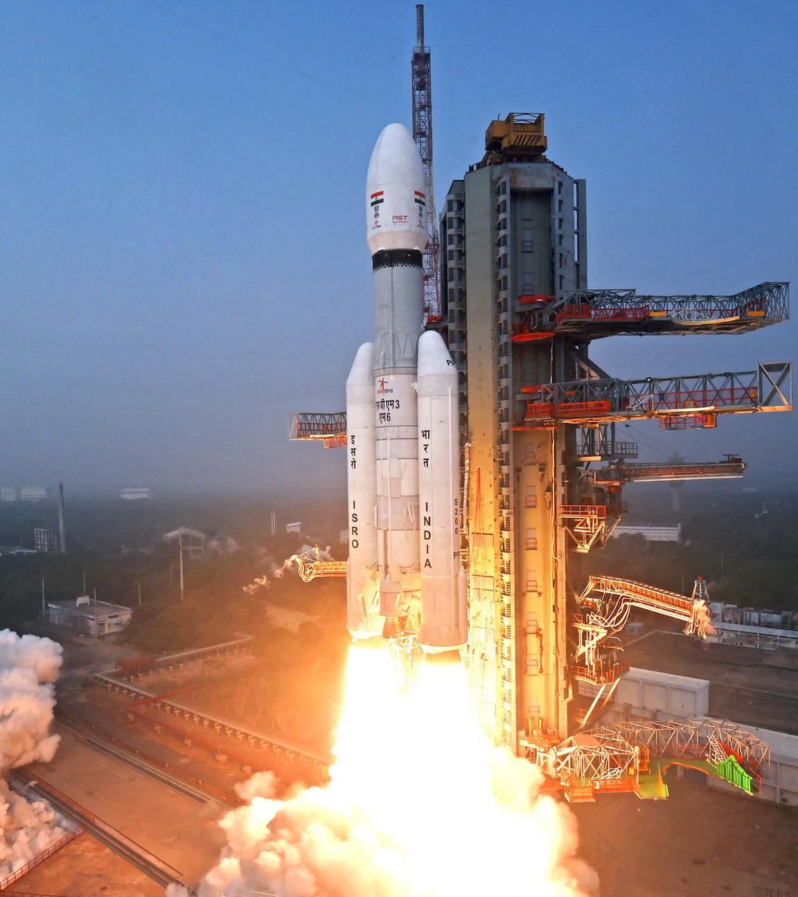 Dieses von der Indian Space Research Organisation (ISRO) am 24. Dezember 2025 veröffentlichte Foto zeigt die ISRO-Trägerrakete LVM3-M6 mit dem US-amerikanischen Kommunikationssatelliten BlueBird Block-2 der nächsten Generation von AST SpaceMobile beim Start von der Startrampe des Satish Dhawan Space Centre in Sriharikota im indischen Bundesstaat Andhra Pradesh.