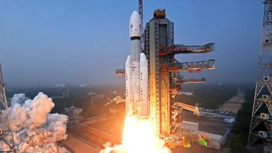Dieses von der Indian Space Research Organisation (ISRO) am 24. Dezember 2025 veröffentlichte Foto zeigt die ISRO-Trägerrakete LVM3-M6 mit dem US-amerikanischen Kommunikationssatelliten BlueBird Block-2 der nächsten Generation von AST SpaceMobile beim Start von der Startrampe des Satish Dhawan Space Centre in Sriharikota im indischen Bundesstaat Andhra Pradesh.