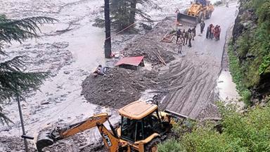 Schwermaschinen im Einsatz, um eine Straße freizuräumen, nachdem eine Sturzflut zahlreiche Häuser und Gebäude im Himalaya-Bergdorf Dharali am Mittwoch, 6. August 2025, zerstört hat.