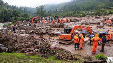 Rettungskräfte, die nach einem Erdrutsch in Wayanad im südlichen indischen Bundesstaat Kerala eintreffen.