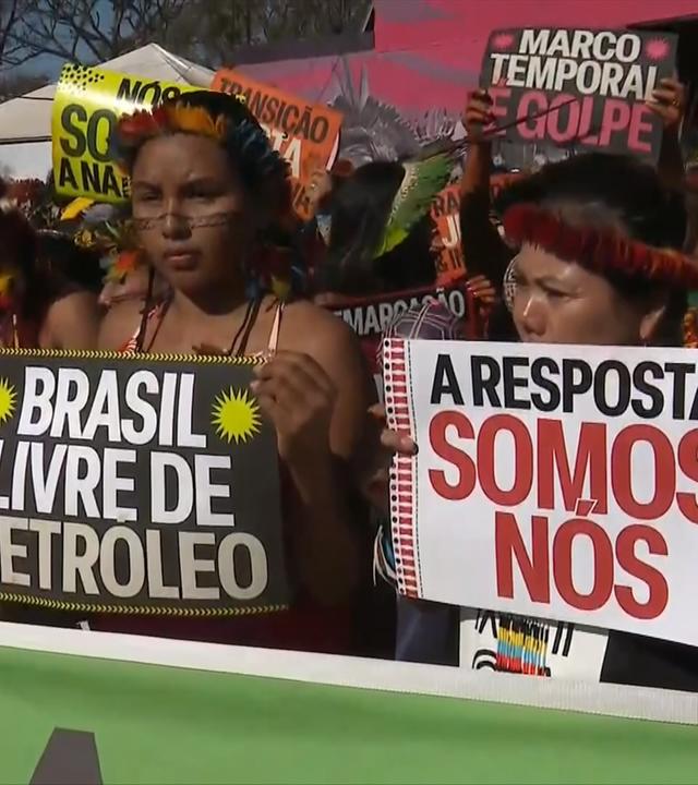 Indigene Frauen demonstrieren in Brasilien