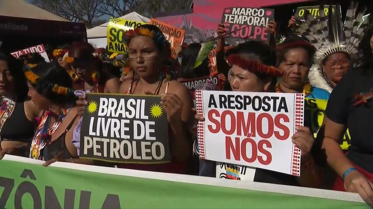 Indigene Frauen demonstrieren in Brasilien