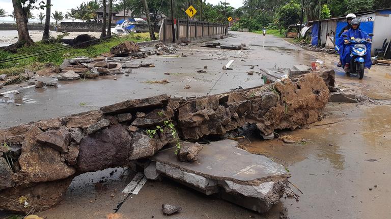 Zerstörungen nach einem Tsunami in Indonesien am 23.12.2018