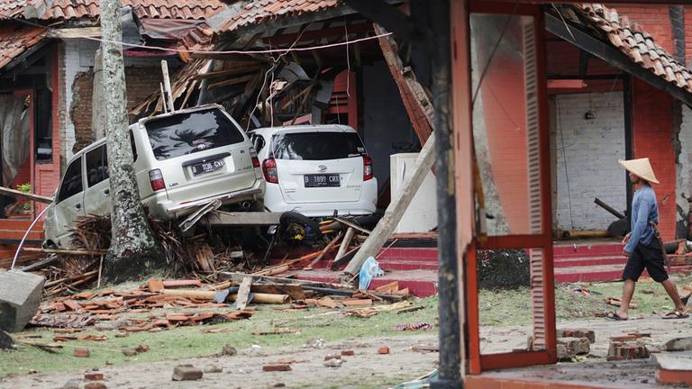 Zerstörungen nach einem Tsunami in Indonesien am 23.12.2018