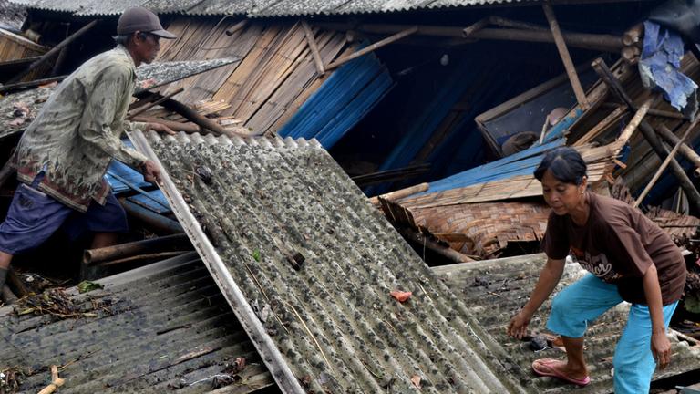 Zerstörungen nach einem Tsunami in Indonesien am 23.12.2018