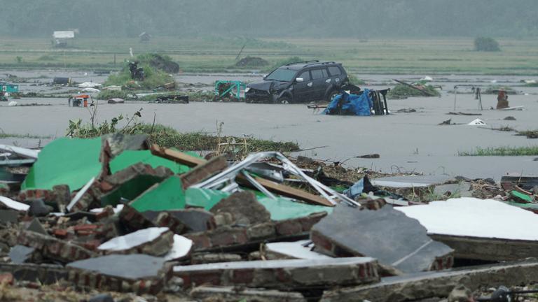 Zerstörungen nach einem Tsunami in Indonesien am 23.12.2018