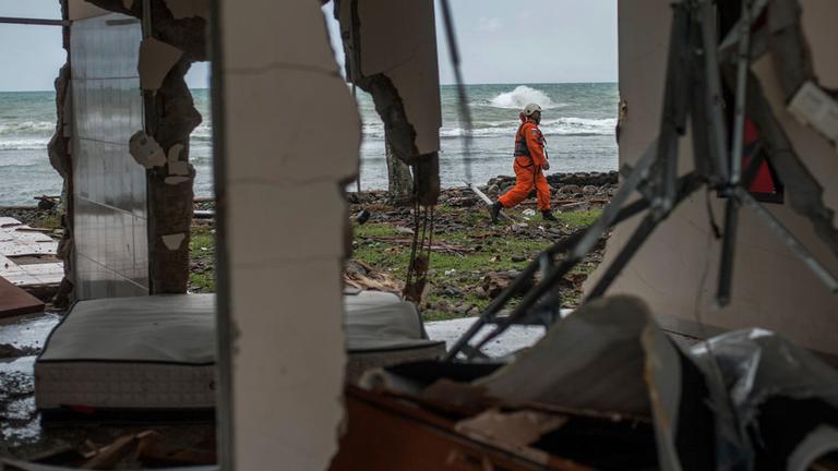 Zerstörungen nach einem Tsunami in Indonesien am 23.12.2018