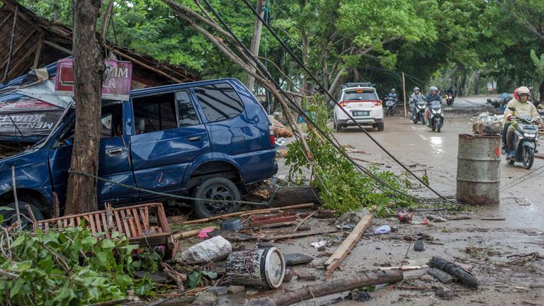 Zerstörungen nach einem Tsunami in Indonesien am 23.12.2018