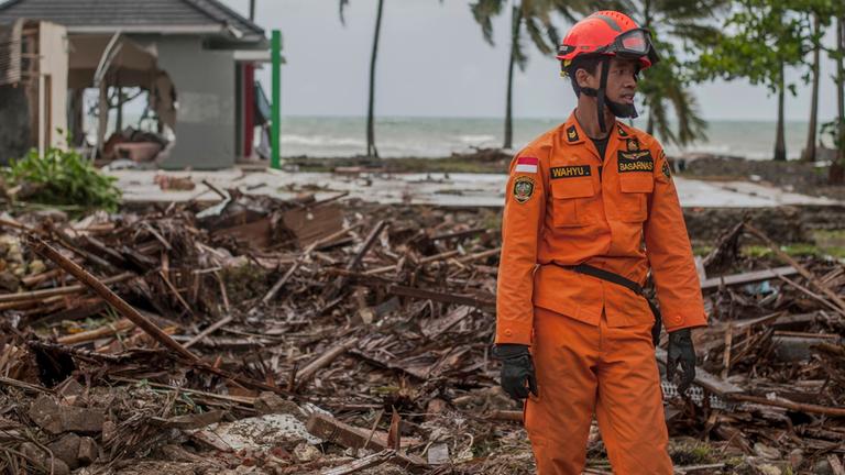 Zerstörungen nach einem Tsunami in Indonesien am 23.12.2018