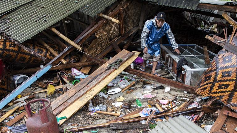 Zerstörungen nach einem Tsunami in Indonesien am 23.12.2018