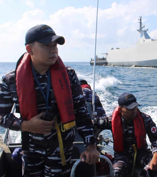 Angehörige der indonesischen Marine suchen mit einem Schlauchboot nach dem Untergang eines Passagierschiffs vor der Insel Balaloho in Süd-Sulawesi nach Vermissten.