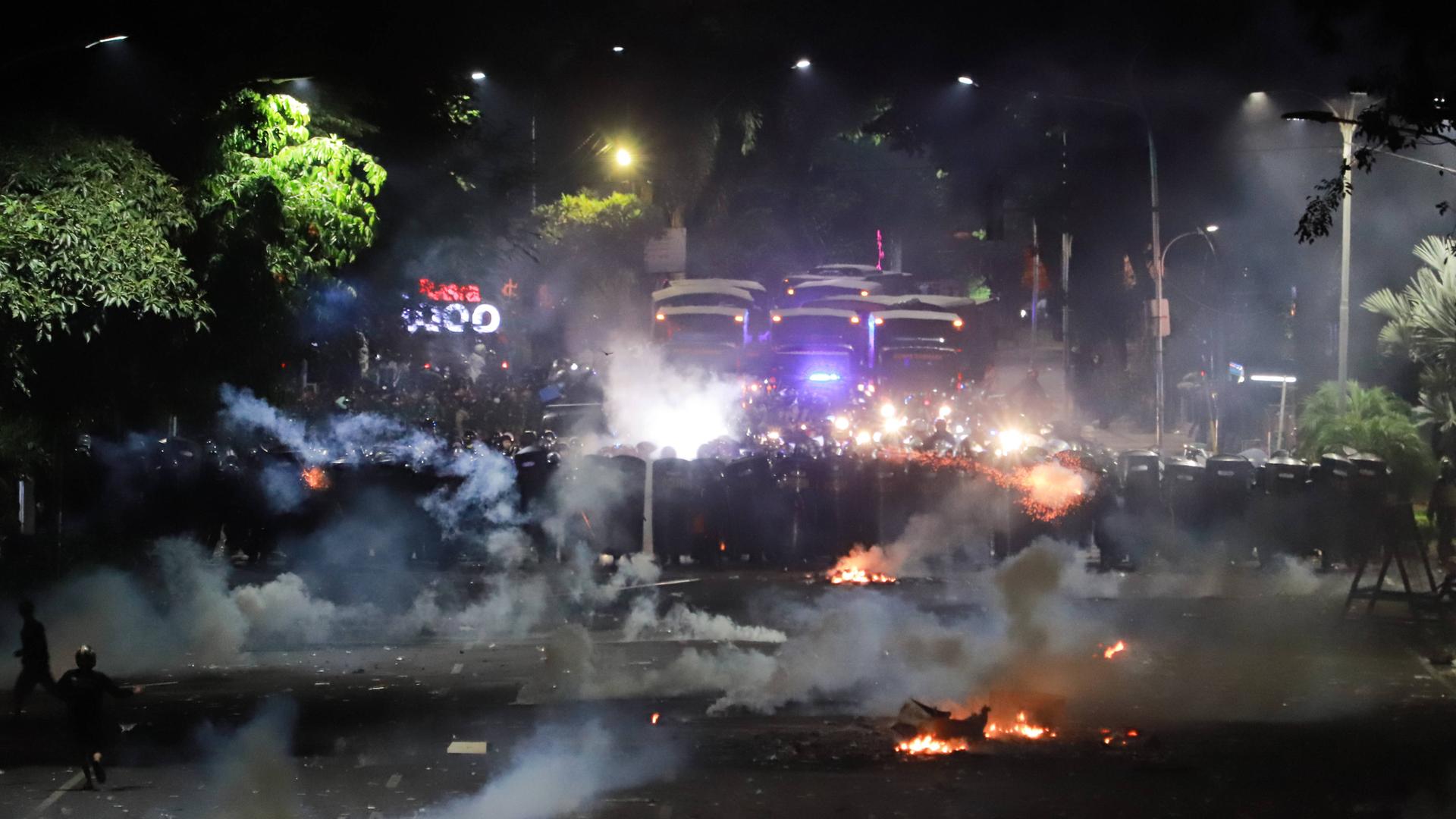 Die Zusammenstöße zwischen Demonstranten und Sicherheitskräften dauern an, da die öffentliche Empörung über üppige Wohnzuschüsse für Abgeordnete seit Montag in Surabaya, Indonesien, am 30.08.2025 zu Demonstrationen geführt hat. 