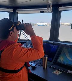 ein Such- und Rettungseinsatz für eine vermisste Passagierfähre in der Javasee, Indonesien, 13. September 2026.
